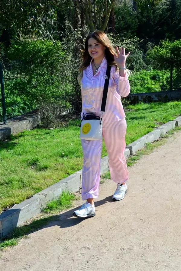 Pembe Pijamasıyla Yürüyüşe Çıktı