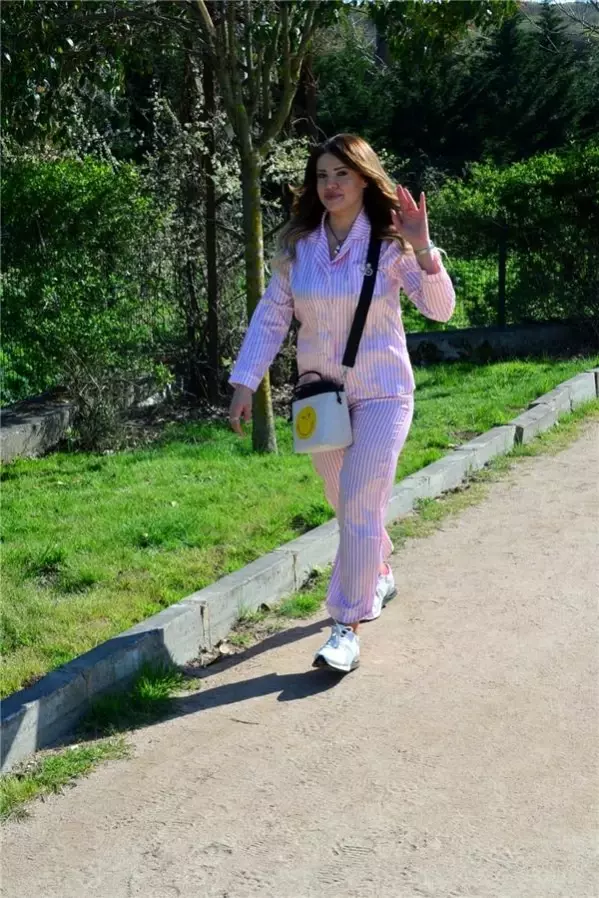 Pembe Pijamasıyla Yürüyüşe Çıktı