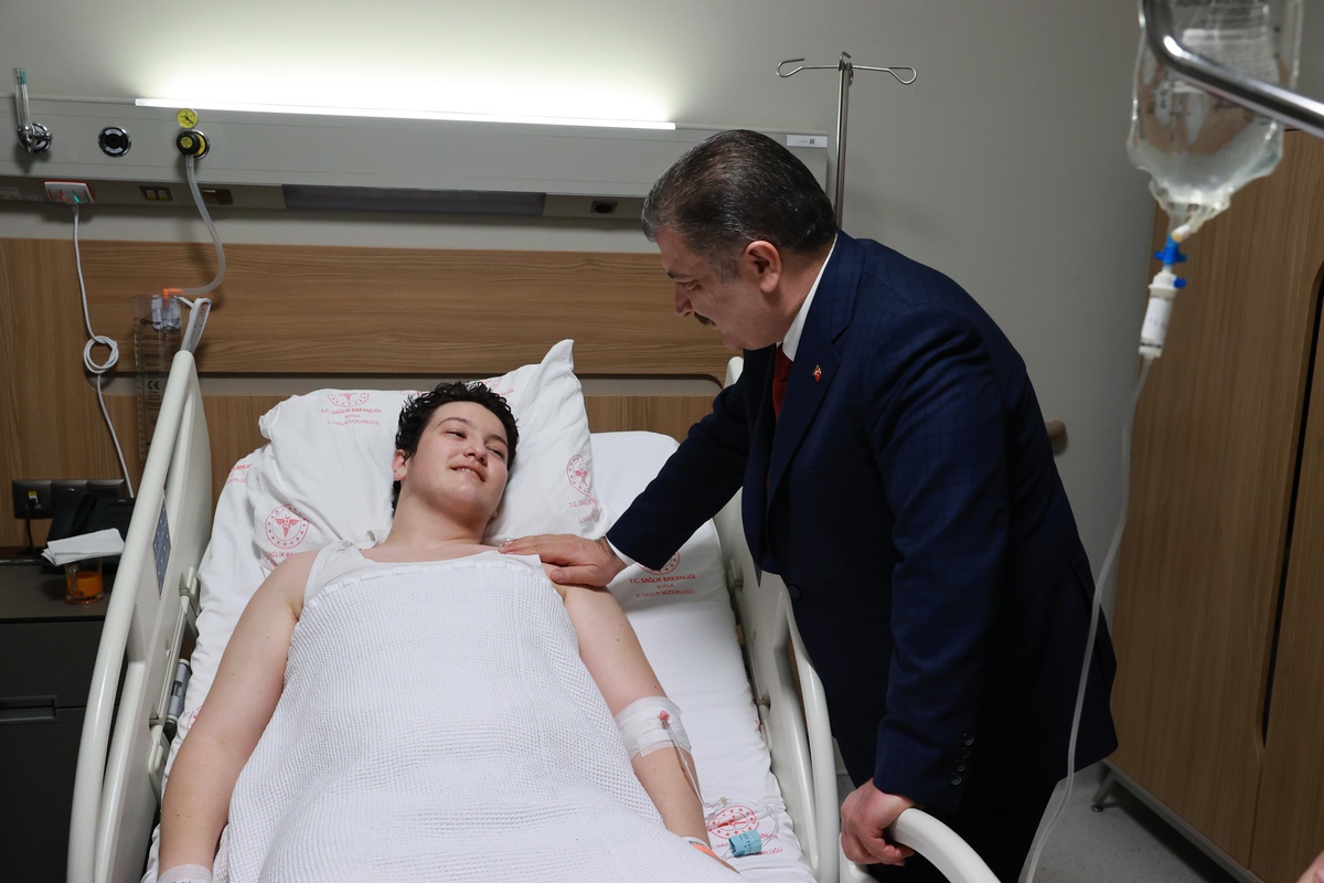 Sağlık Bakanı Fahrettin Koca, Bursa\'da sağlık çalışanlarıyla iftar yaptı