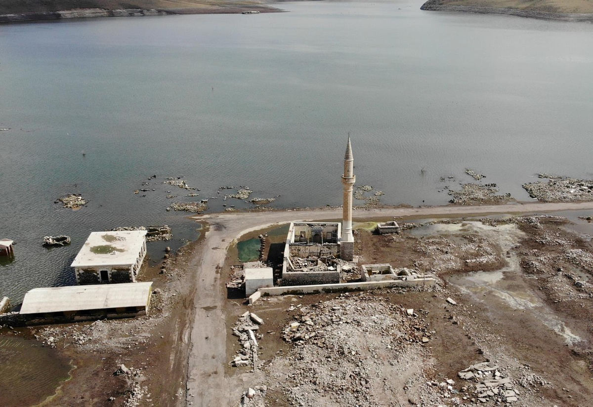 Son dakika haber: Sel suları Boğazköy camisinin minaresi yıktı