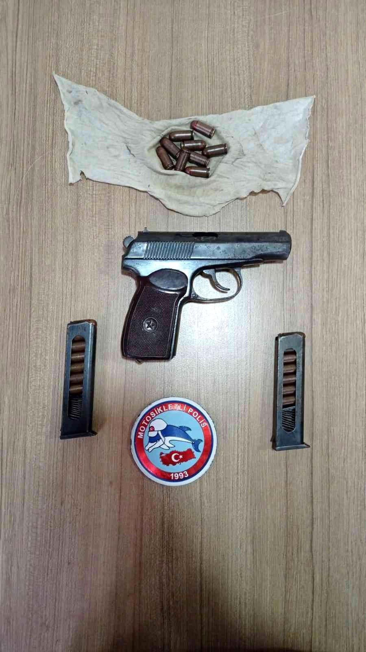 Siirt\'te bir araçta yapılan aramada tabanca ele geçirildi