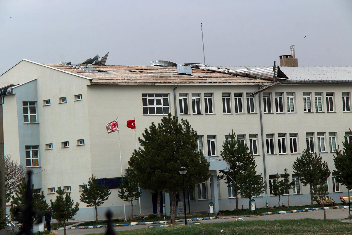 Sivas ve Yozgat\'ta fırtına çatıları uçurdu