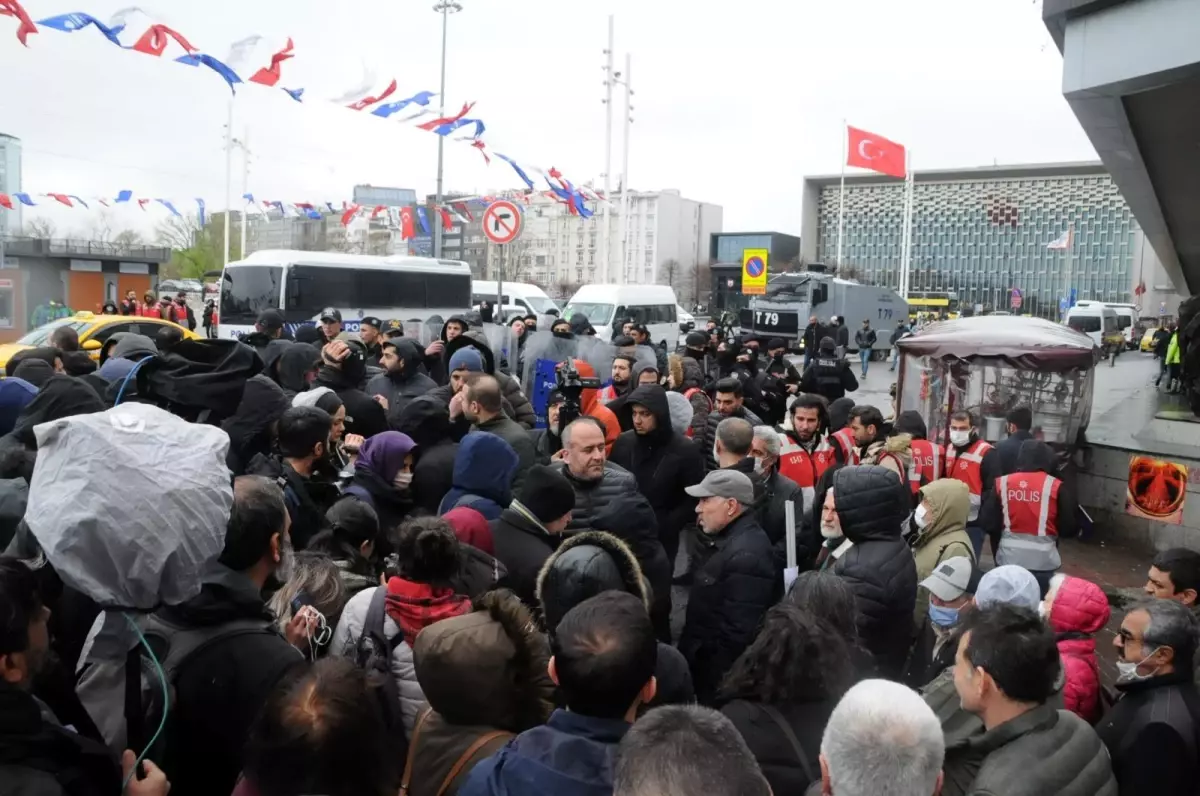 Taksim\'de izinsiz basın açıklaması yapmak isteyen gruba polis müdahalesi