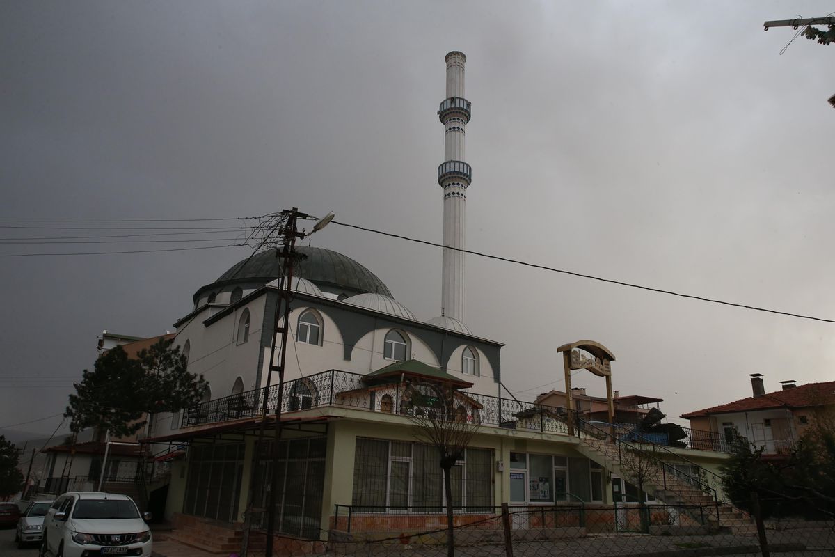 Etkili olan rüzgar çatıları uçurdu