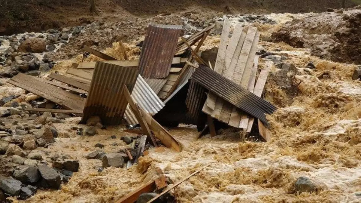 Trabzon\'da heyelan meydana geldi! Kayan toprak 5 evi yuttu, 19 ev ise boşaltıldı