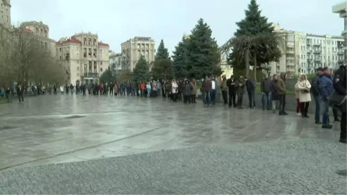 Ukrayna\'da "Yılan Adası Direnişi" konulu pulu almak için halk kuyruğa girdi