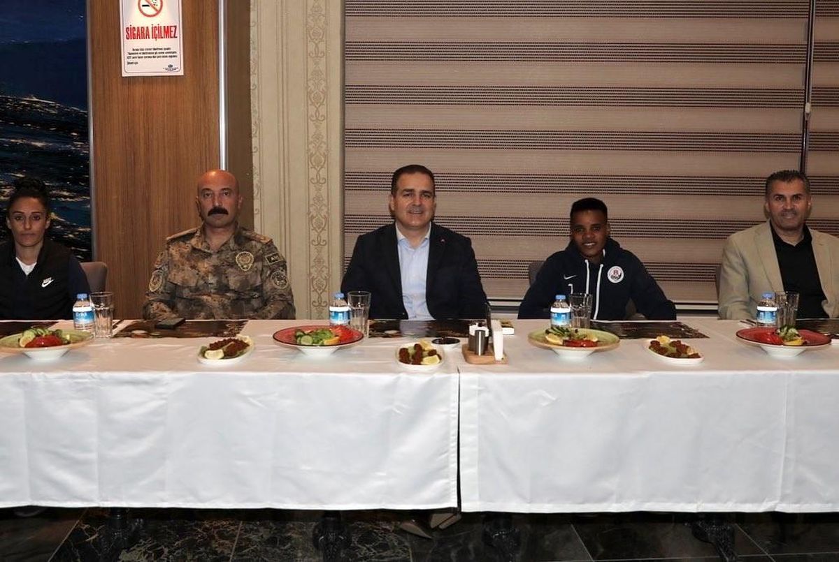 Vali Akbıyık sporcularla bir araya geldi