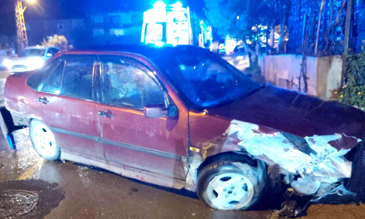 Yağmurlu yolda virajı alamayarak duvara çarptı: 5 yaralı
