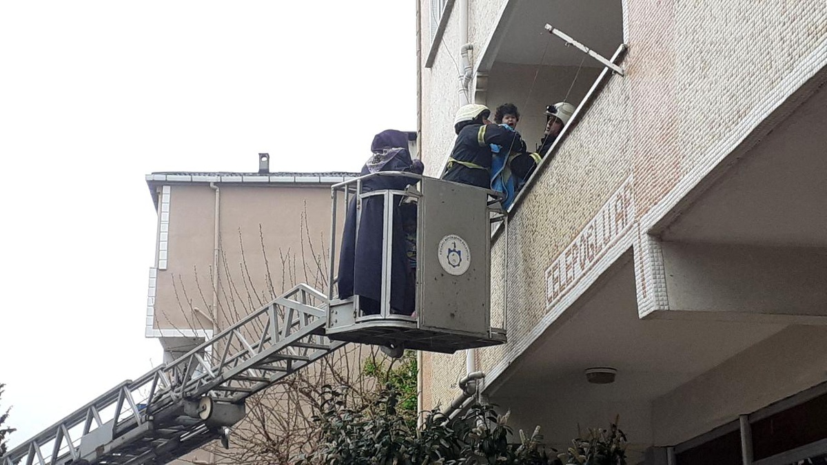 Son dakika haber... Yangında mahsur kalan 6\'sı çocuk 13 kişiyi itfaiye ekipleri kurtardı