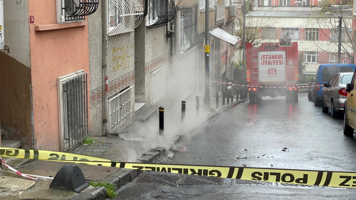 Yeraltı kabloları yandı, rögar kapağı patladı