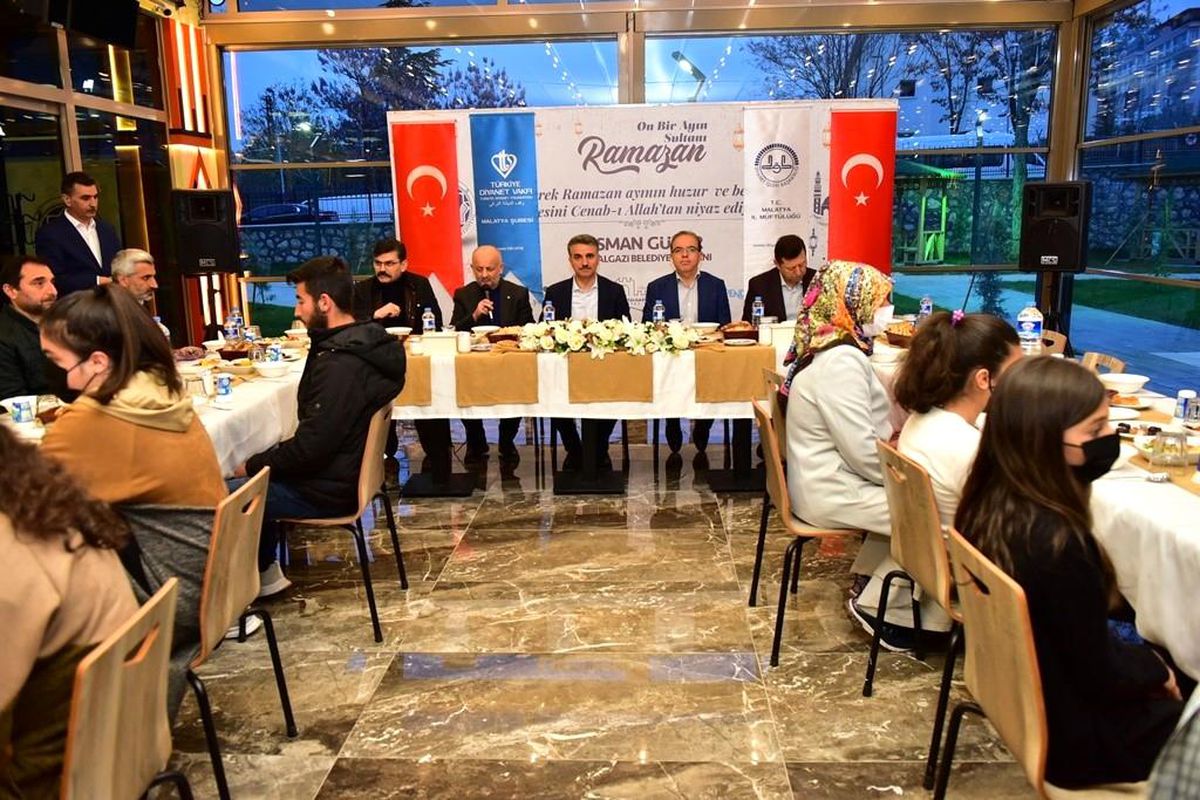 Malatya Valisi Aydın Baruş, yetimlerle buluştu