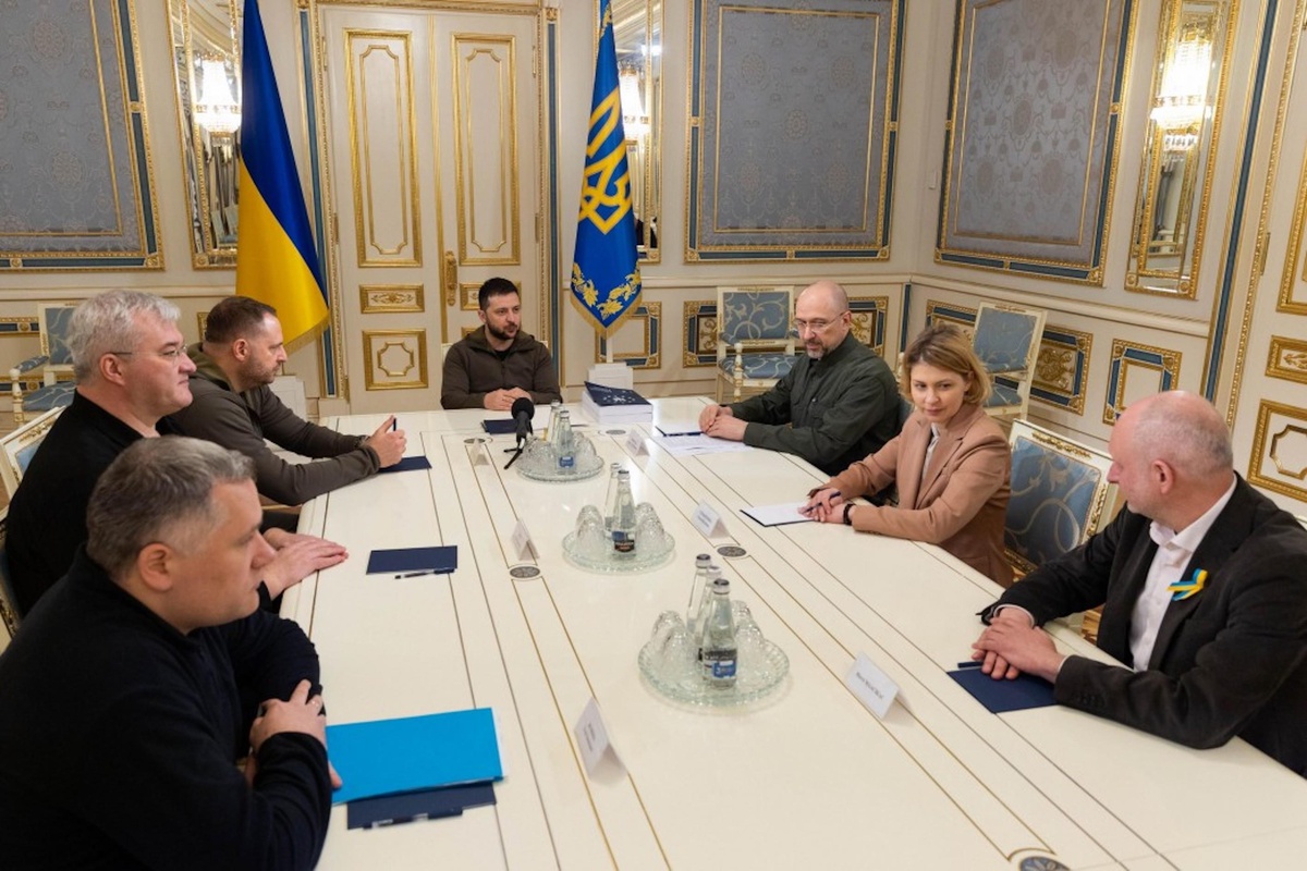 Zelenskiy, Ukrayna\'nın AB üyeliğine aday statüsü sağlayacak anketi teslim etti