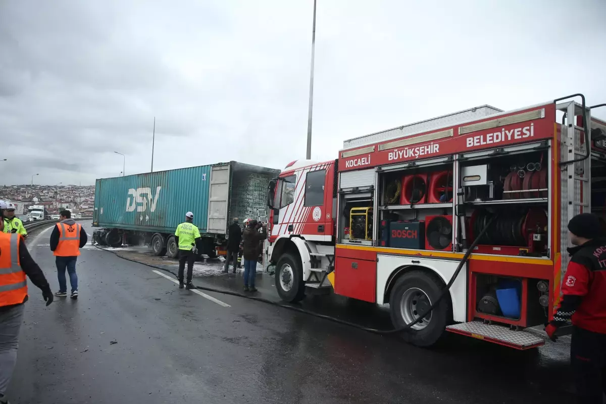 Anadolu Otoyolu\'nun Kocaeli kesiminde tır bariyerlere çarptı: Çıkan yangın nedeniyle ulaşım durdu