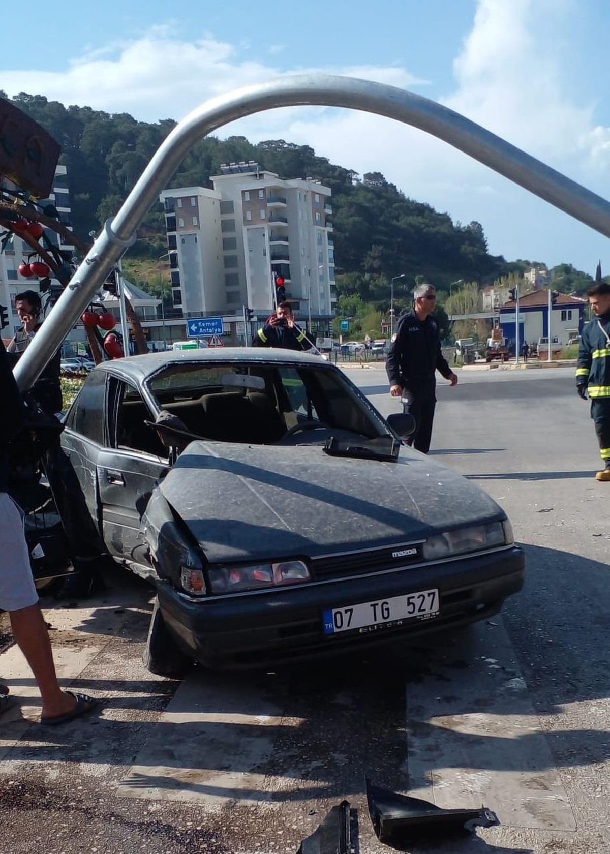 Antalya\'da banka para nakil aracıyla otomobil çarpıştı, 4 kişi yaralandı