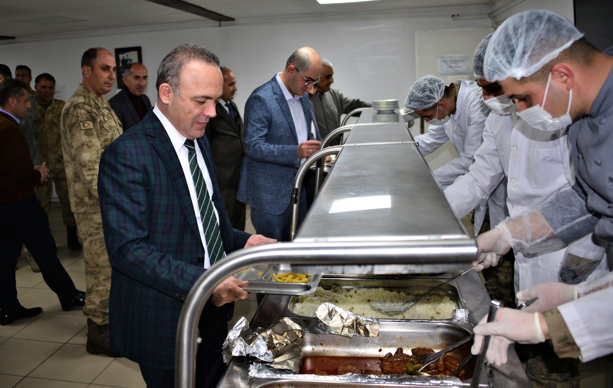 Ardahan Valisi Hüseyin Öner, jandarma ve korucularla iftarda buluştu