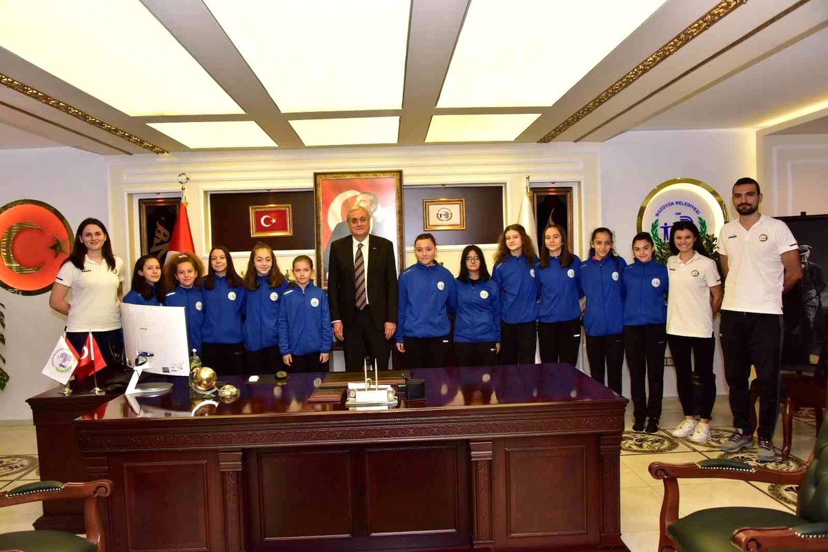 Bozüyük\'ün gururu başarılı voleybolculardan Başkan Bakkalcıoğlu\'na ziyaret