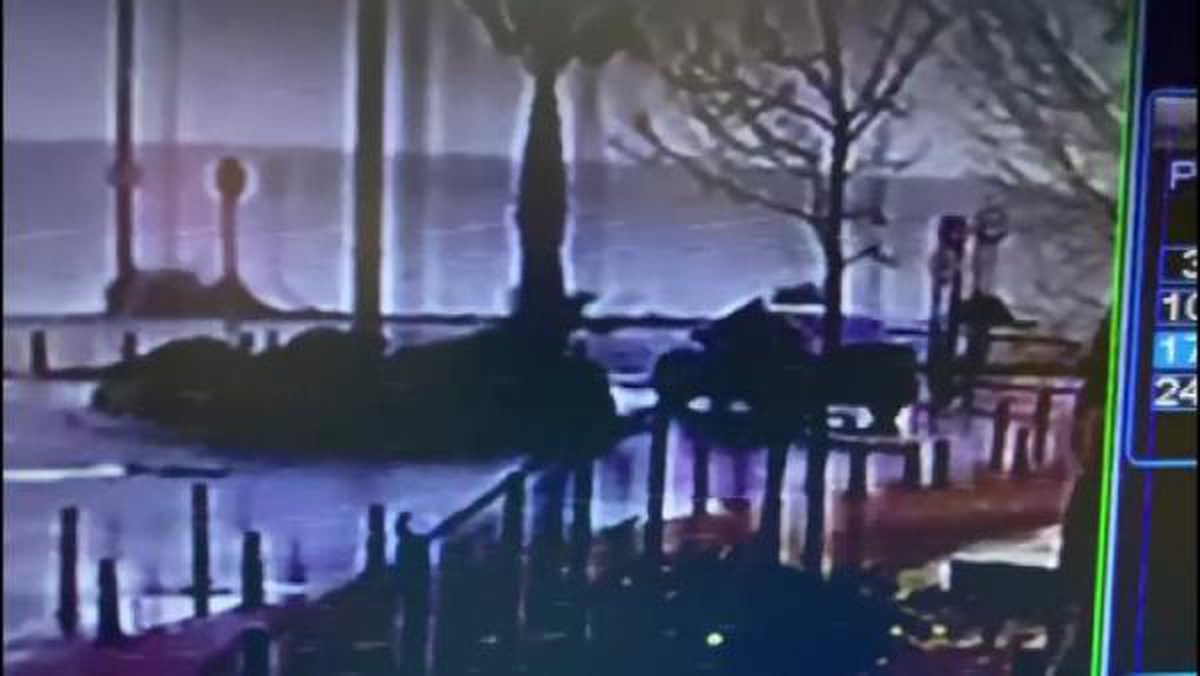 BÜYÜKÇEKMECE\'DE MOTOSİKLETLE GELDİLER SİLAHLA VURUP KAÇTILAR