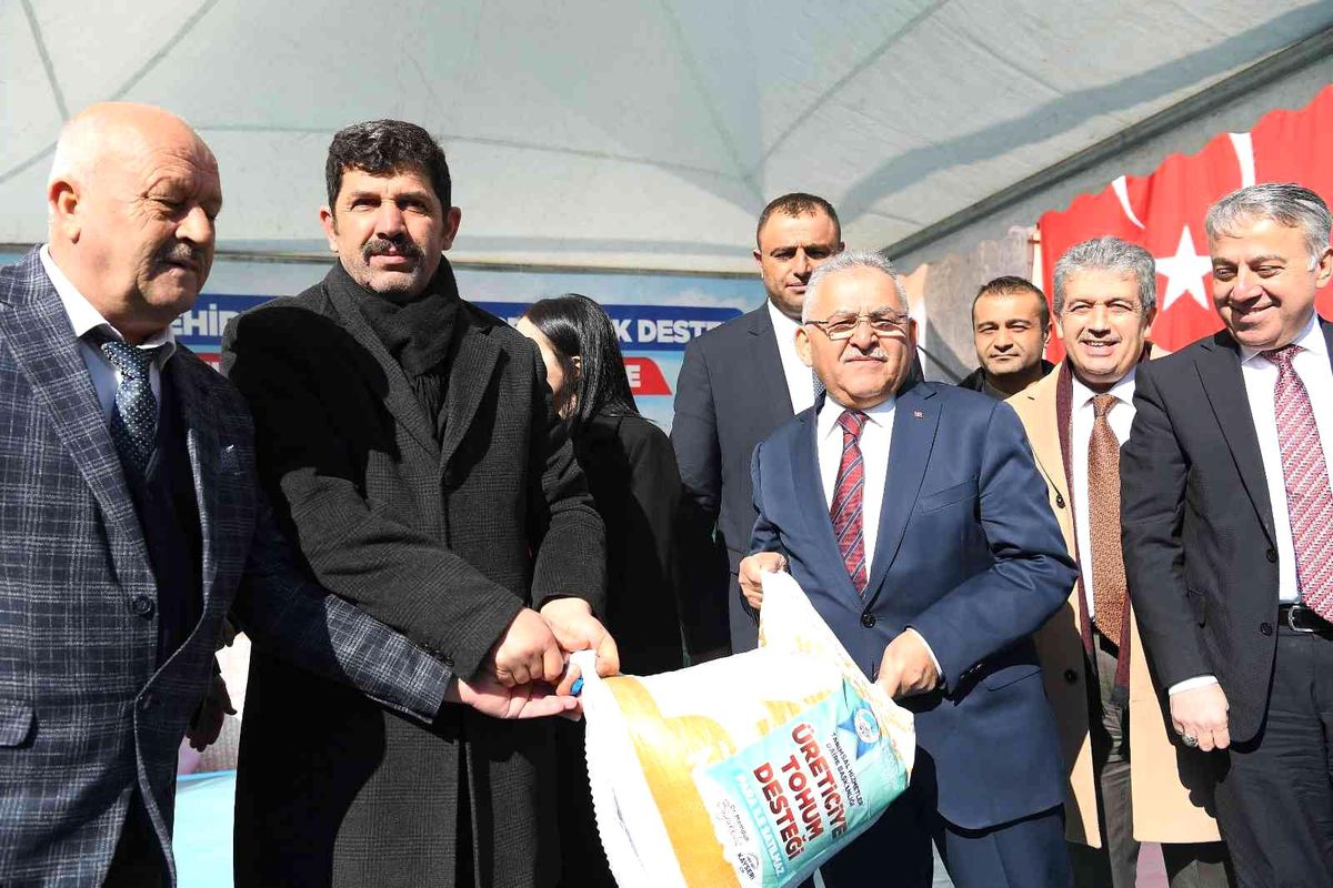 Kayseri Büyükşehir Belediyesi çiftçiyi tohumla destekliyor
