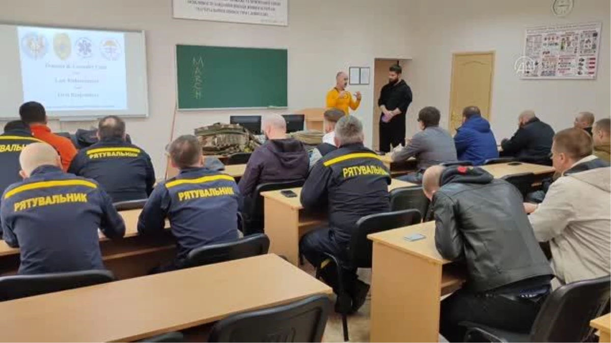 ESKİŞEHİR - Emekli SAT komandosu Çalışkan, Ukrayna\'da yaralı bakımı eğitimi verdi
