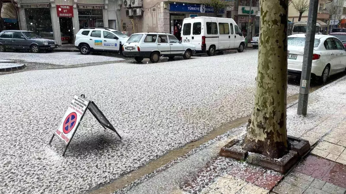 Fındık büyüklüğünde yağan dolu ilçeyi beyaza bürüdü