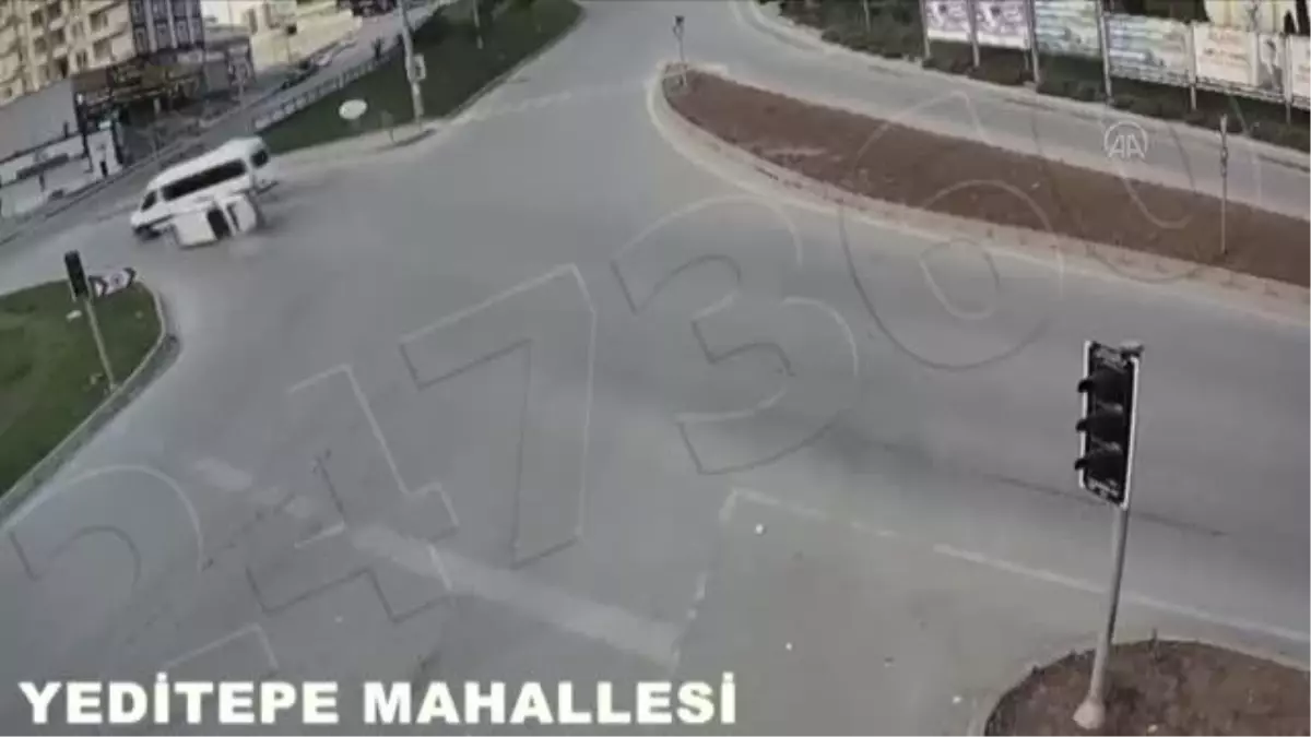 Son dakika haber! GAZİANTEP - Bazı trafik kazaları güvenlik kameralarına yansıdı