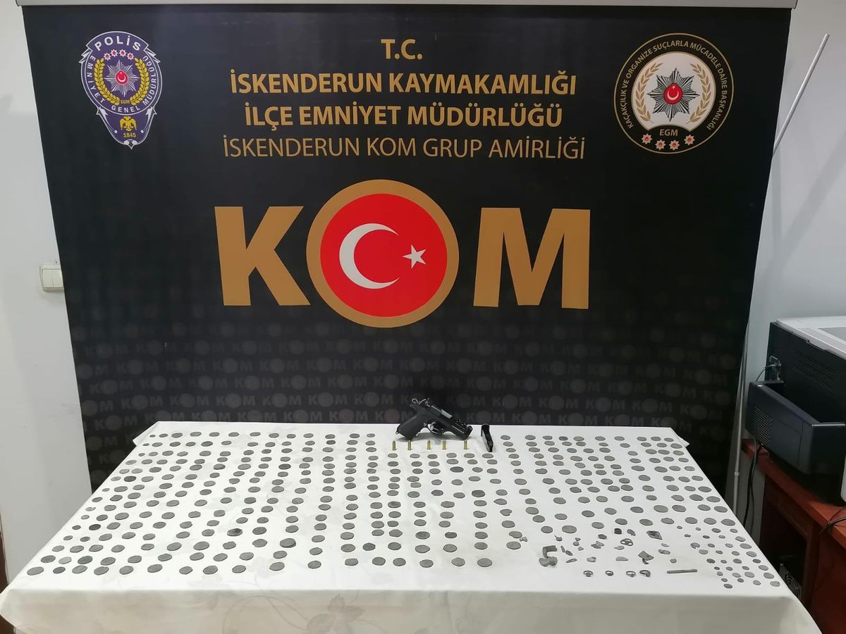 Son dakika haberleri... Hatay\'da çantasında tabanca ve sikke bulunan zanlı gözaltına alındı