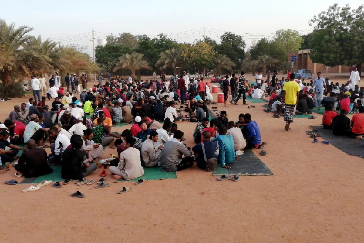 Hayrat İnsani Yardım Derneği, Sudan\'da 2000 kişiye iftar verdi