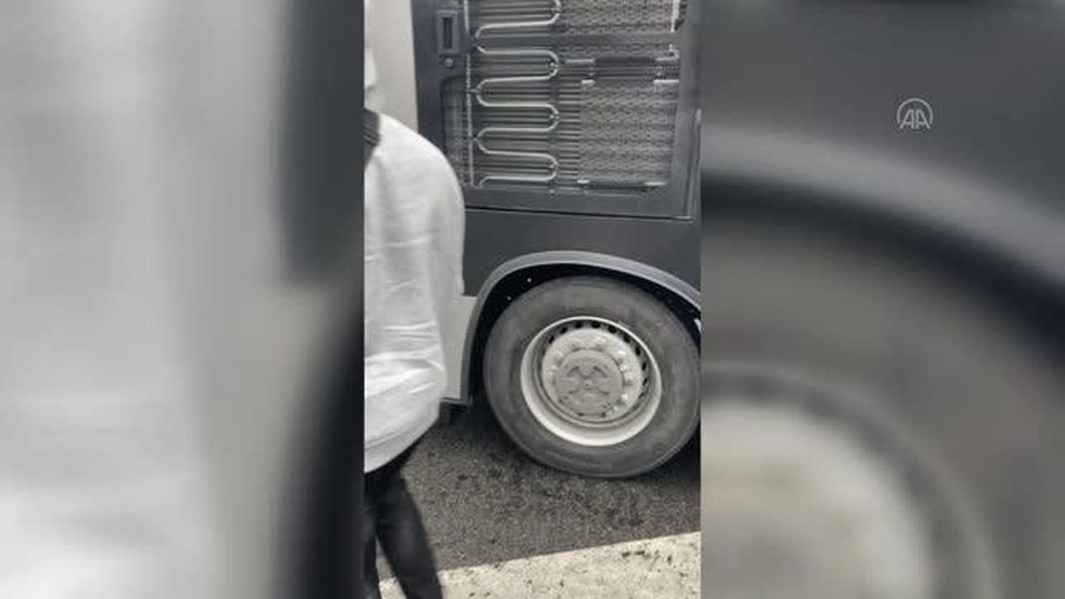 İBB\'nin yeni metrobüsü arızalandı