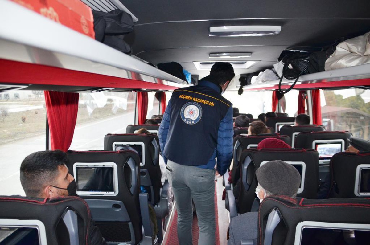 Bu yılın ilk 3,5 ayında 36 bin 344 düzensiz göçmen yakalandı, 2 bin 545 organizatöre adli işlem yapıldı