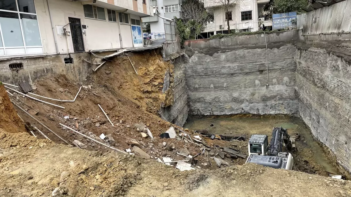 Kadıköy\'de zemini göçen apartman için güçlendirme çalışması başlatıldı