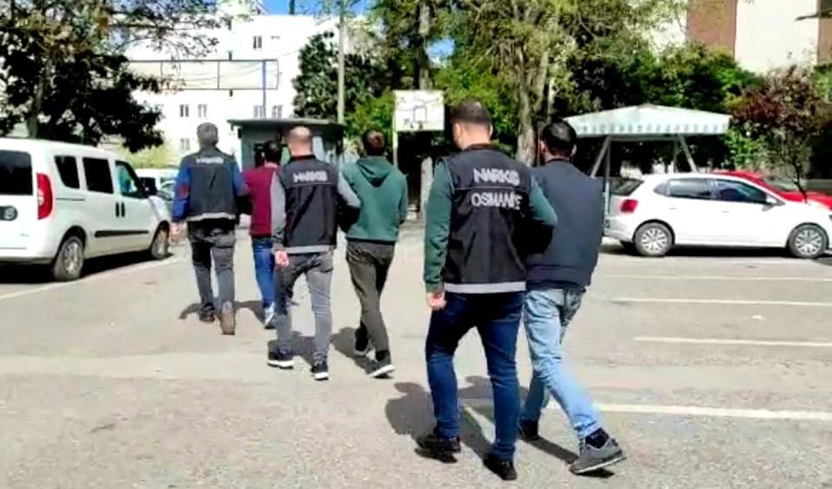 Koltuğun altındaki gizli bölmeden uyuşturucu çıktı