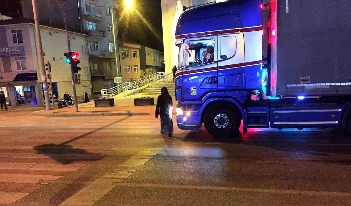 Kulu\'da trafik ışıklarında dilenenler canlarını tehlikeye atıyor