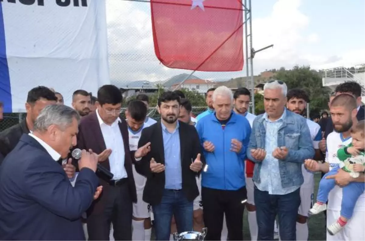 Kupayı hayatını kaybeden taraftara götürdüler