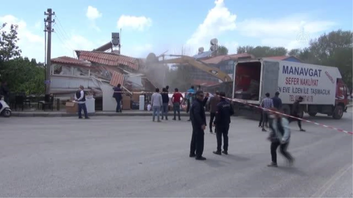Manavgat\'ta sit alanındaki otel belediye ekiplerince yıkıldı