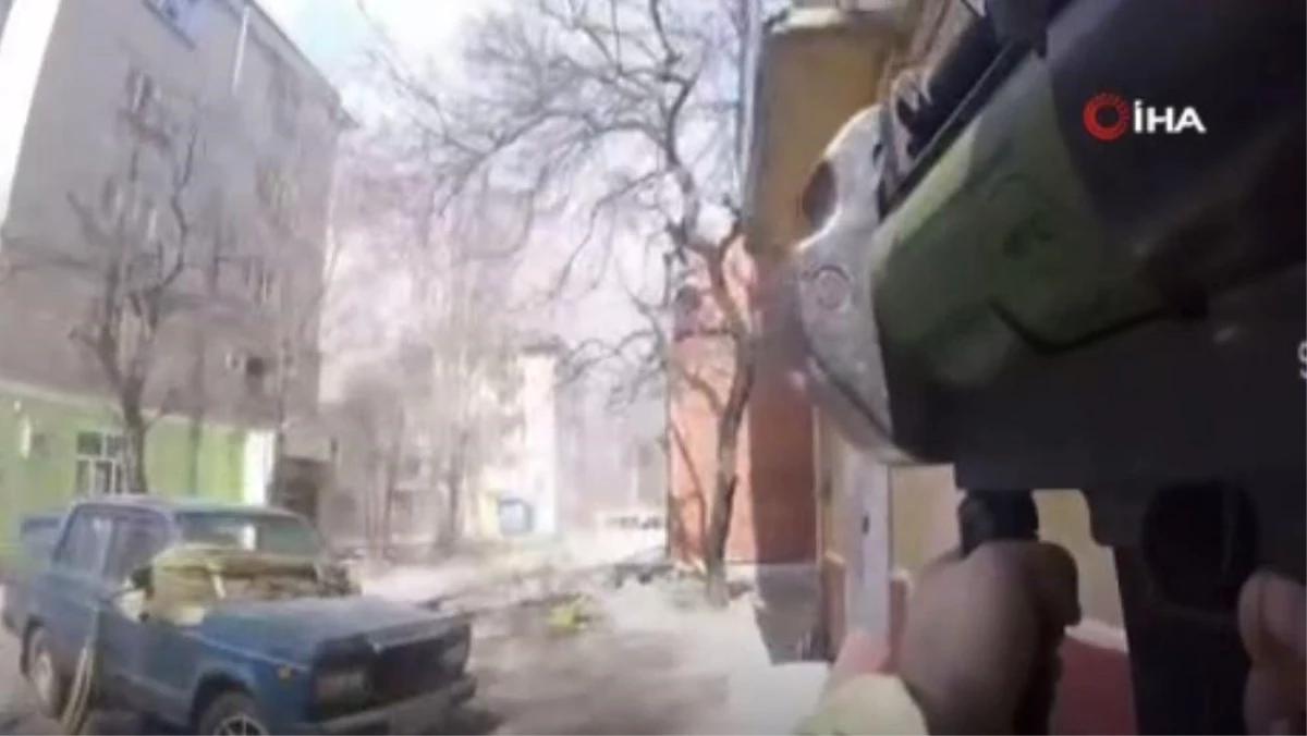 Mariupol\'de Rusya\'ya ait tank füzeyle imha edildi
