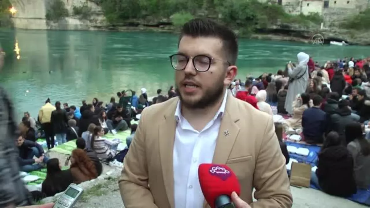 Mostar Köprüsü'nün altında 1000'den fazla genç iftar yaptı