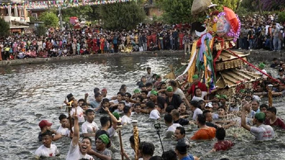 Nepal\'de Nisan\'da Düzenlenen Geleneksel Festival Kutlamalarından Anlar