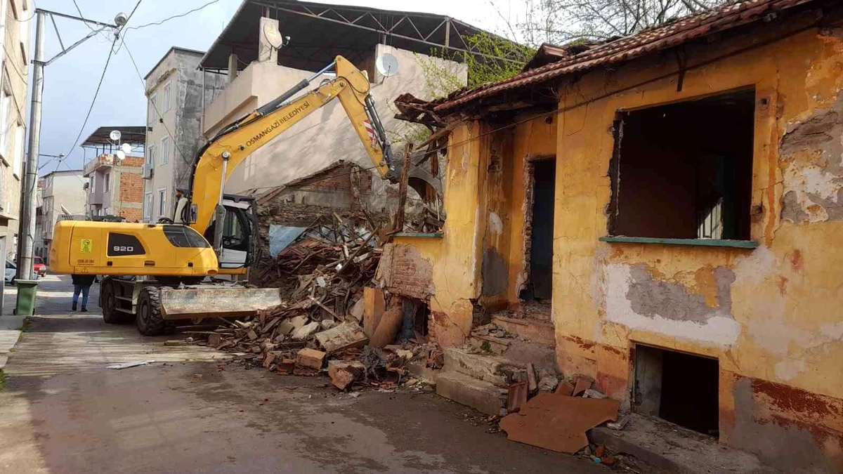 Osmangazi\'de 2 metruk bina yıkıldı