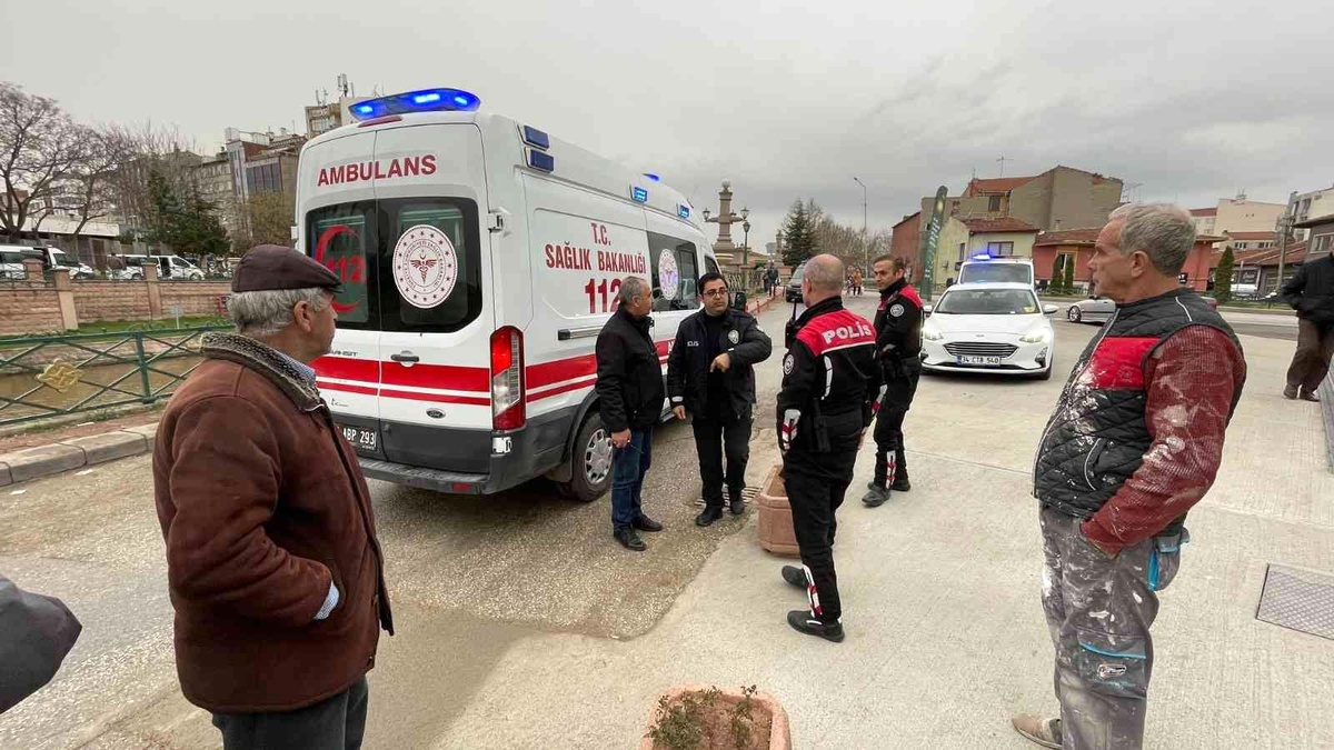 Porsuk Çayı\'na düşen kadını vatandaşlar kurtardı