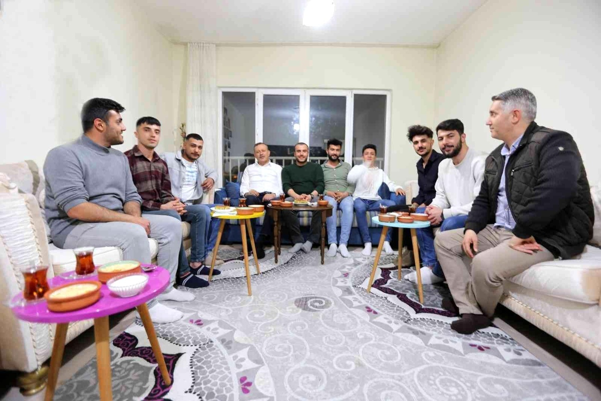 Rektör Elmastaş ve eşinden öğrencilere ev yemeği sürprizi