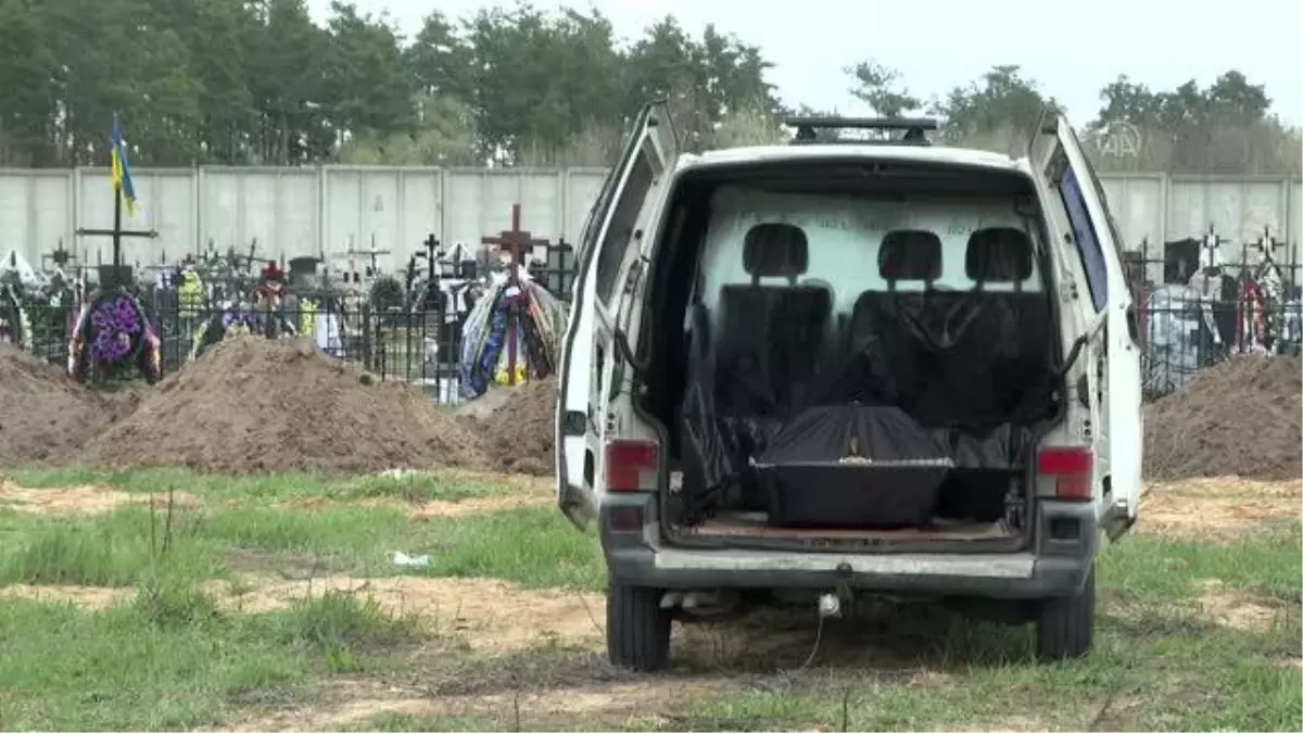 Rusya'nın saldırısı altındaki Ukrayna - Buça şehir mezarlığındaki defin işlemleri