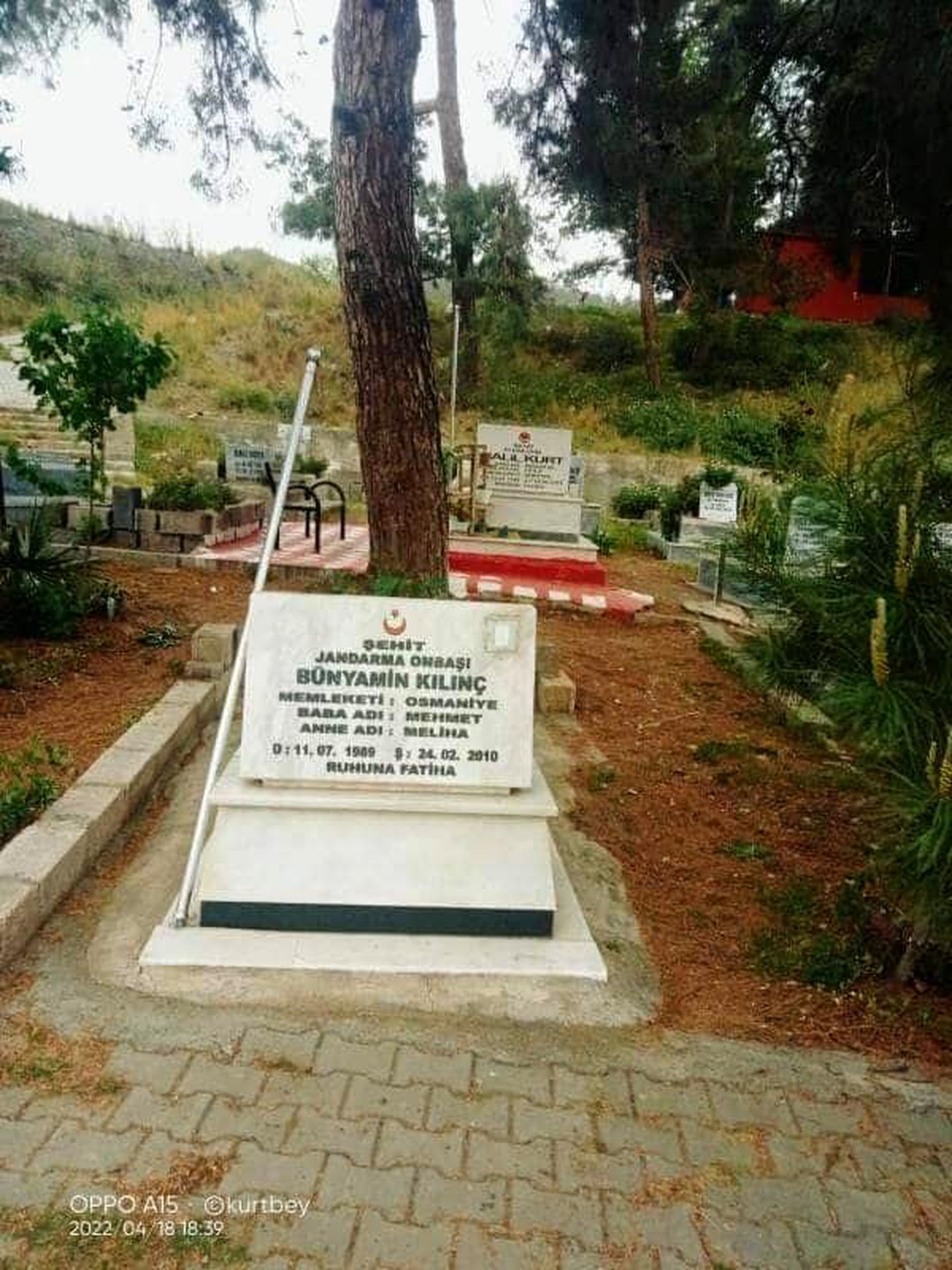 Son dakika haberi: Şehitlikteki bayrakları çaldılar