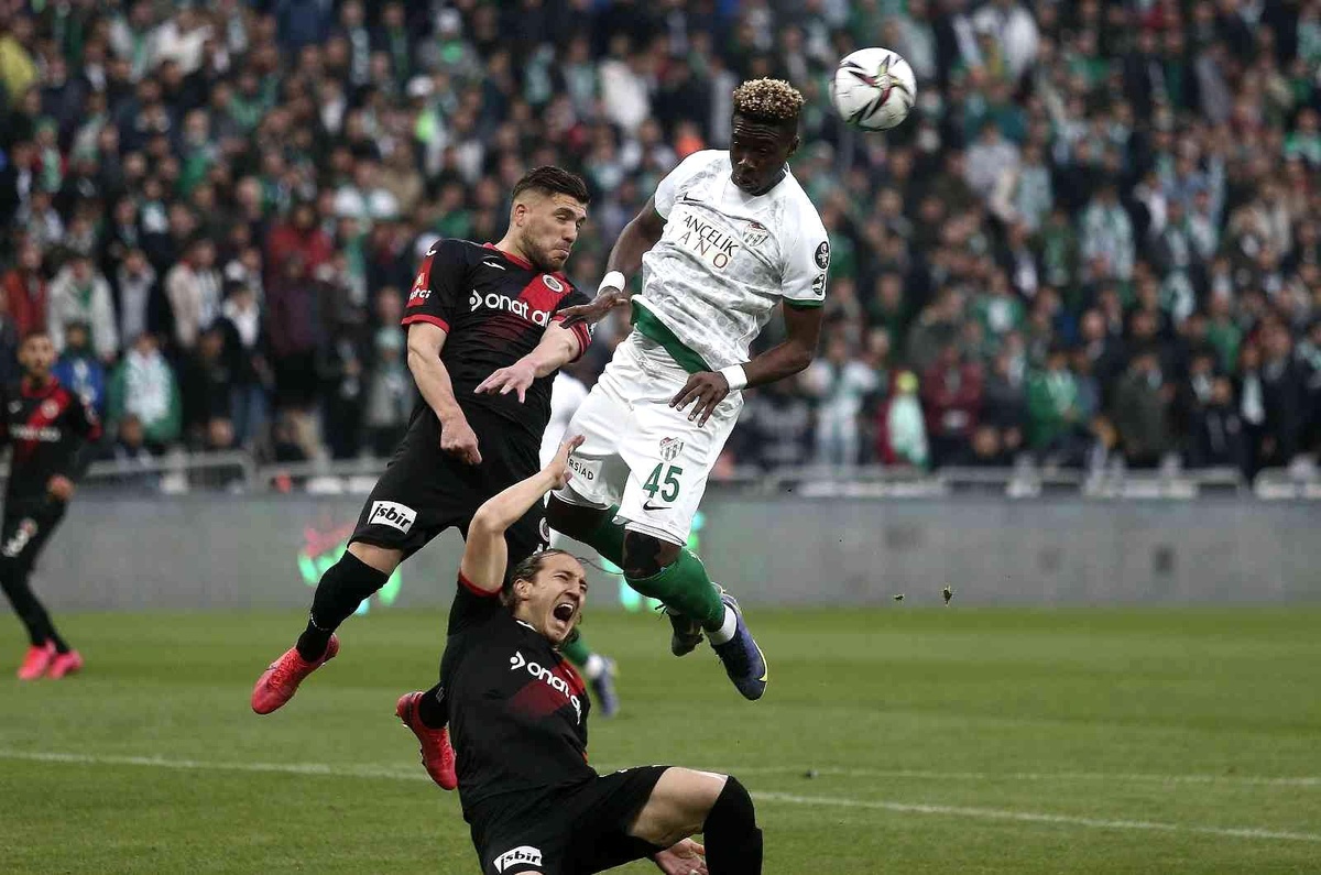 Spor Toto 1. Lig: Bursaspor: 0 Gençlerbirliği: 0 (İlk yarı sonucu)