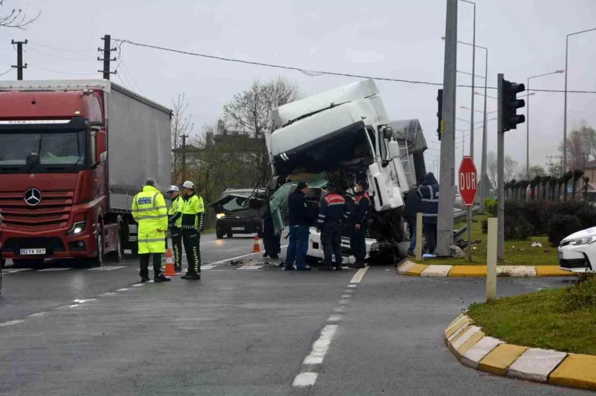 Su yüklü tır ışıklarda duramayarak önündeki tıra çarptı: 1 yaralı