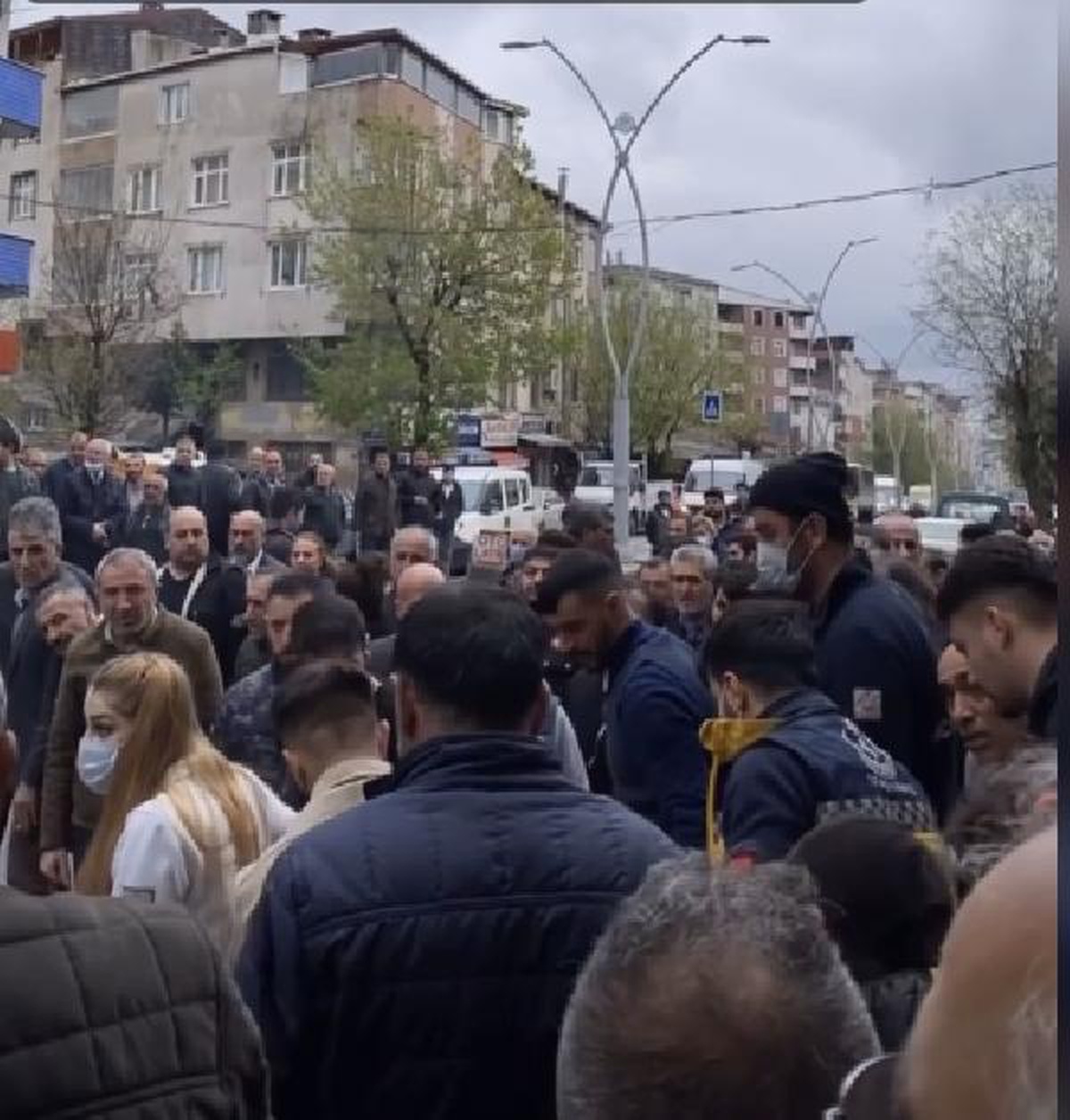 SULTANGAZİ\'DE SİLAHLI KAVGADA DURAKTA BEKLEYEN KADIN VURULDU