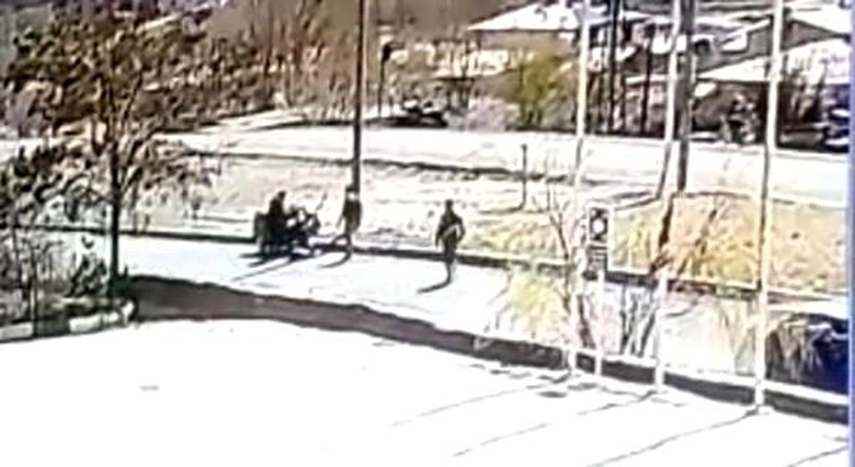 Sürücüsünün hakimiyetinden çıkan sepetli motosiklet refüje çıktı, sürücü ölümden döndü