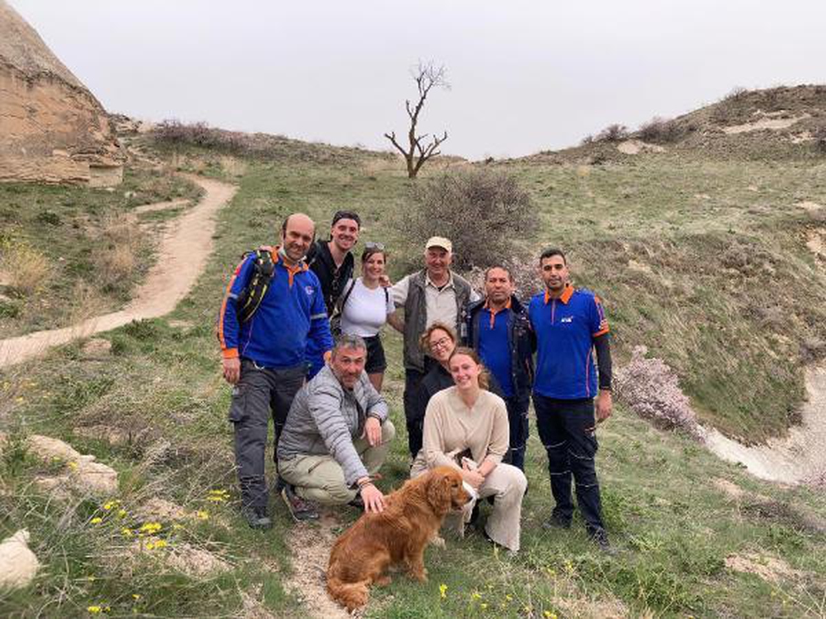 Turistler köpeği kurtarmak için indikleri çukurda mahsur kaldı