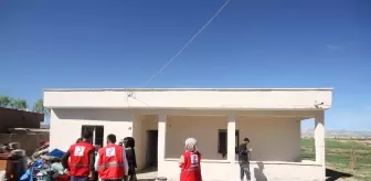 Türk Kızılay gönüllüsü gençler, gıda kolisi bırakmak için gittikleri evi tamamen yeniledi