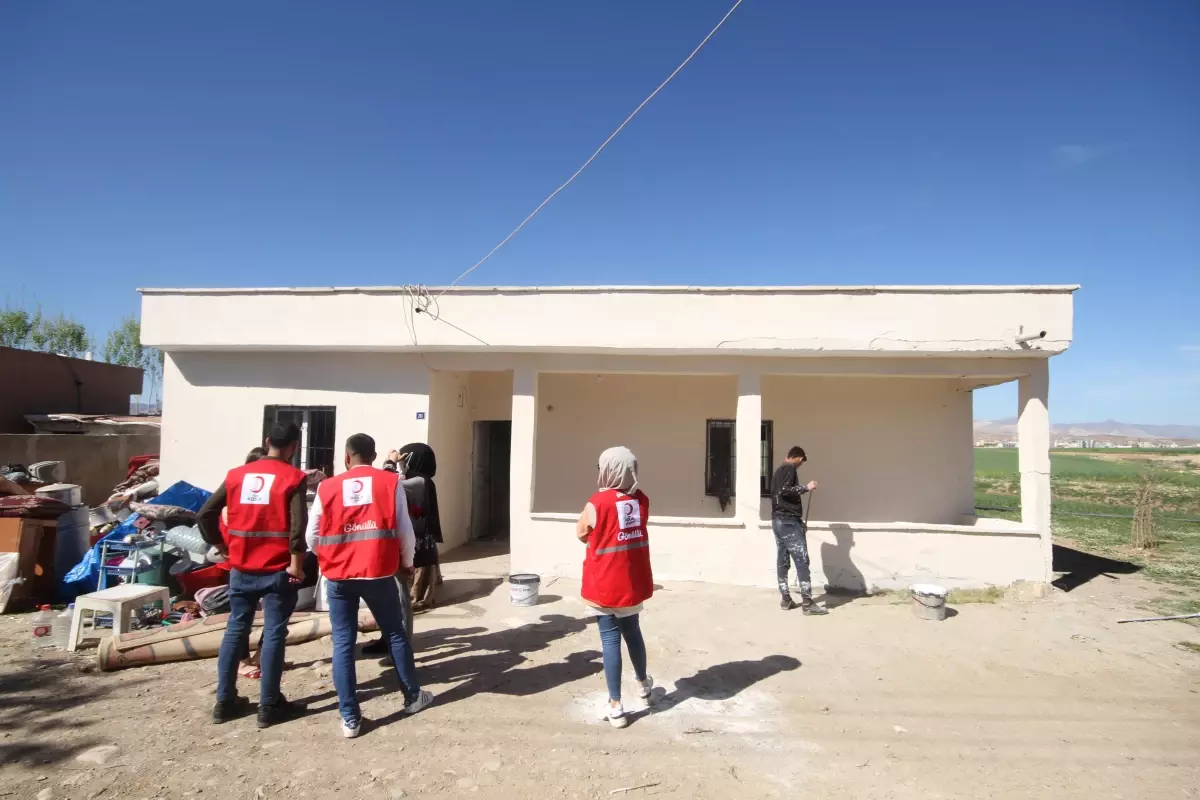Türk Kızılay gönüllüsü gençler, gıda kolisi bırakmak için gittikleri evi tamamen yeniledi