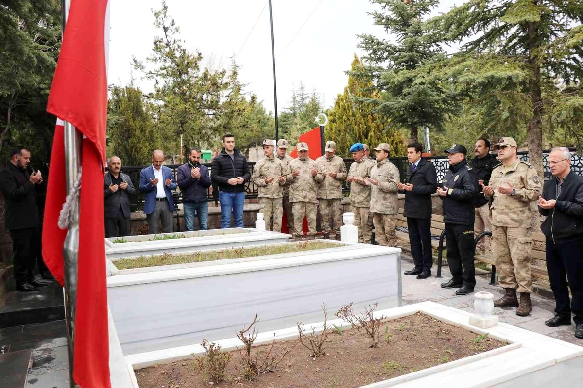 Ahlatlı şehitler kabirleri başında anıldı